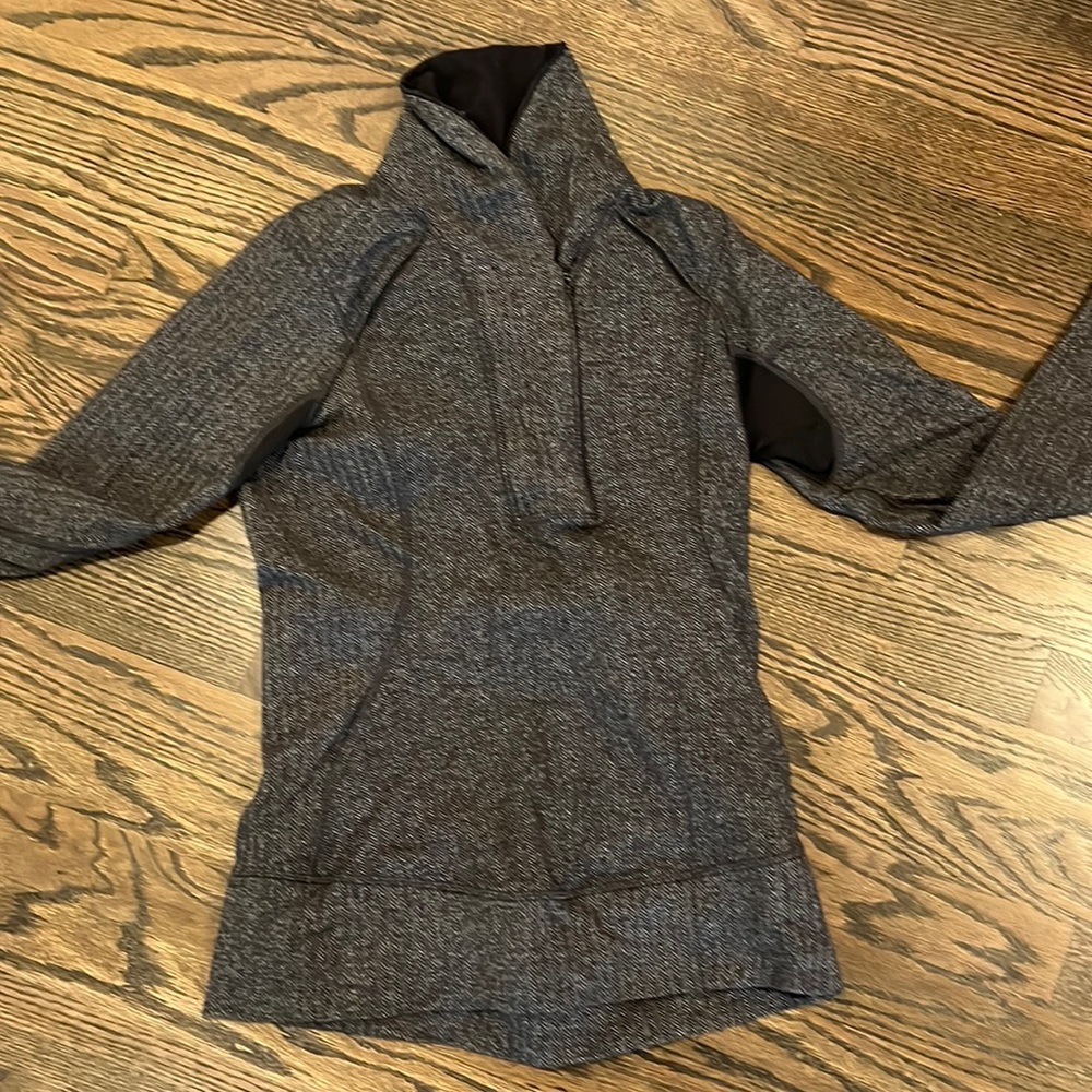 Lululemon pullover 1/2 zip with hand covers